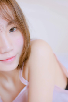 美女露出自己的胸视频